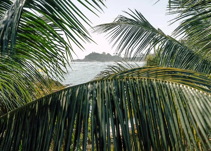 Pearl Divers Beachfront Apartment